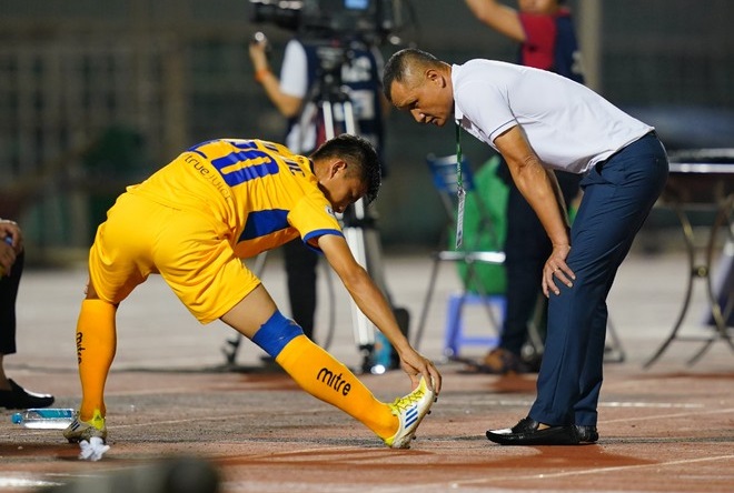 Phan Văn Đức d&iacute;nh phốt nặng, su&yacute;t bị SLNA thanh l&yacute; hợp đồng