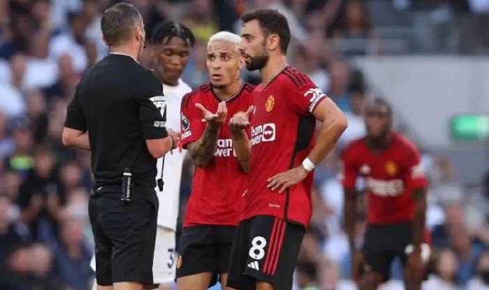 Vạch trần sai lầm của trọng t&agrave;i, trụ cột M.U bị cấm thi đấu với Arsenal?