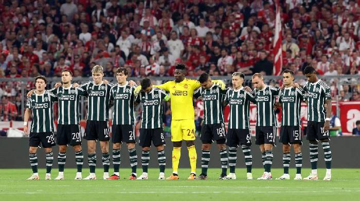 Chỉ một h&agrave;nh động, sao M.U được CĐV khen 'đ&agrave;n &ocirc;ng đ&iacute;ch thực'