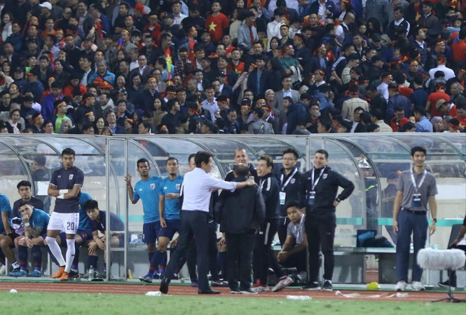 HLV Th&aacute;i Lan thanh minh: 'T&ocirc;i kh&ocirc;ng c&oacute; &yacute; ph&acirc;n biệt với &ocirc;ng Park'