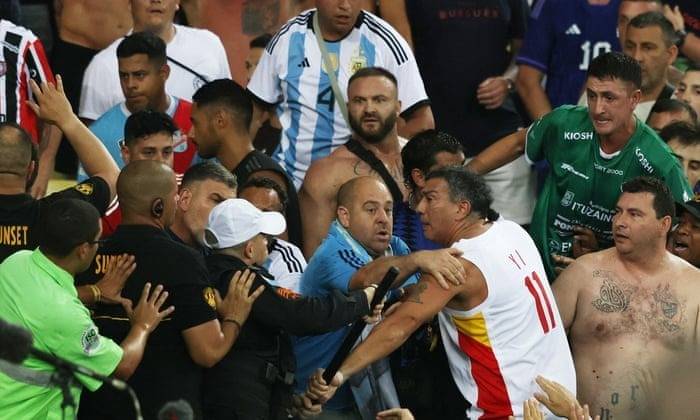 Fan h&acirc;m mộ Brazil v&agrave; Argentina ẩu đả trước trận si&ecirc;u kinh điển Nam Mỹ