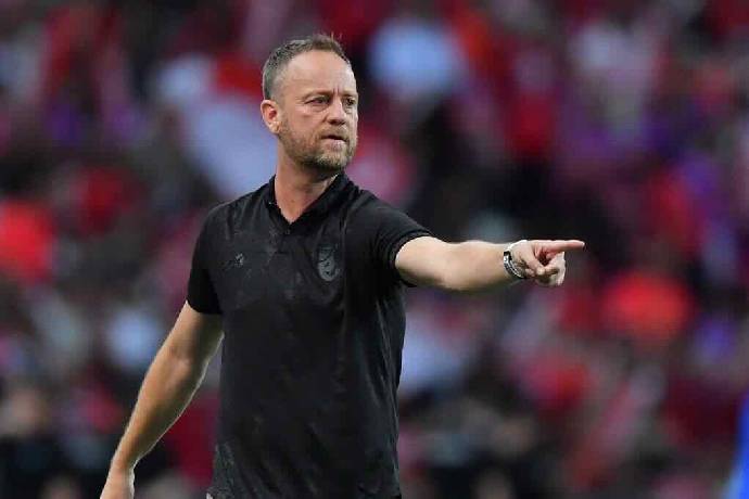 HLV Poking trở lại Việt Nam sau khi bị Th&aacute;i Lan sa thải