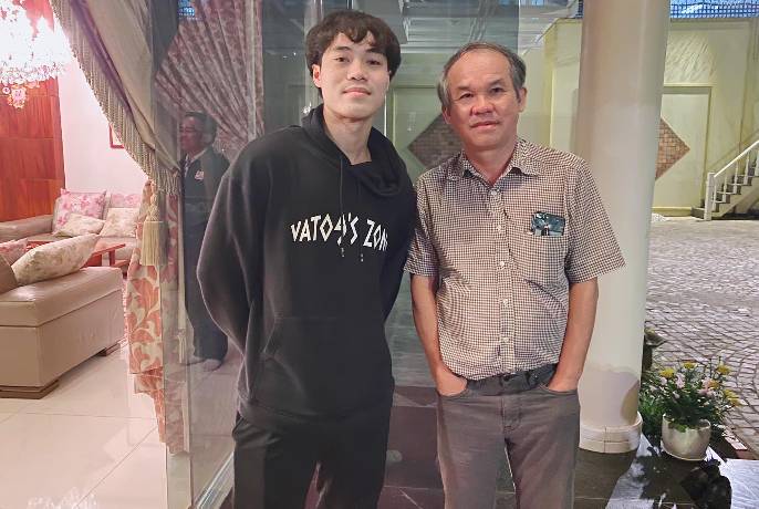 Văn To&agrave;n được 'l&agrave;m chủ tịch' khi đến chơi nh&agrave; bầu Đức