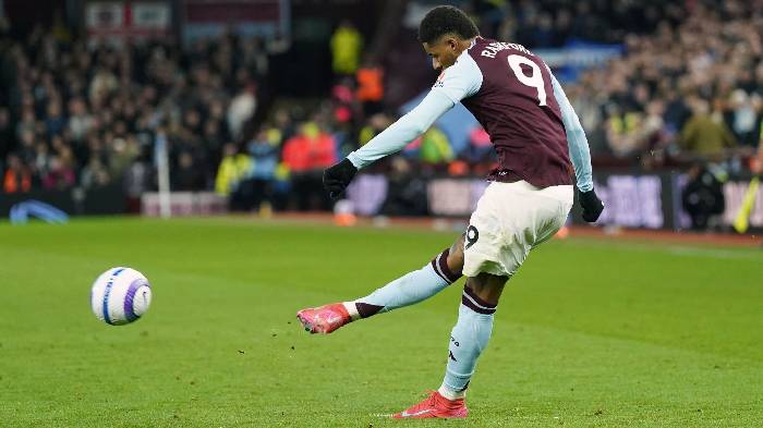 Rashford được đưa l&ecirc;n m&acirc;y sau m&agrave;n tỏa s&aacute;ng rực rỡ ở Aston Villa 