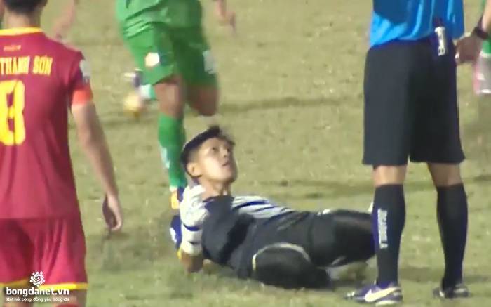 VFF ch&iacute;nh thức ra &aacute;n phạt với thủ m&ocirc;n Cần Thơ