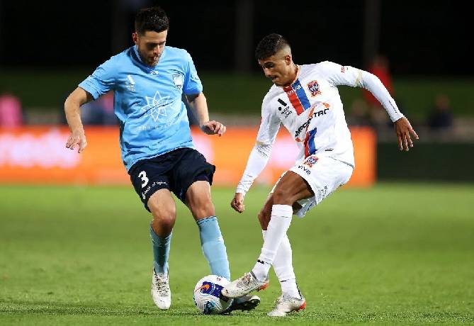 Soi k&egrave;o phạt g&oacute;c Newcastle Jets vs Sydney, 15h45 ng&agrave;y 25/3
