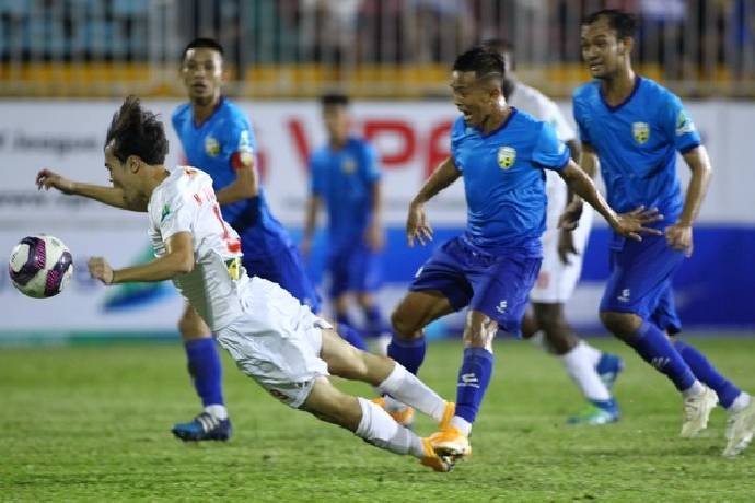 HLV Kiatisak n&oacute;i g&igrave; khi HAGL 'h&uacute;t chết' trước đối thủ hạng nhất?