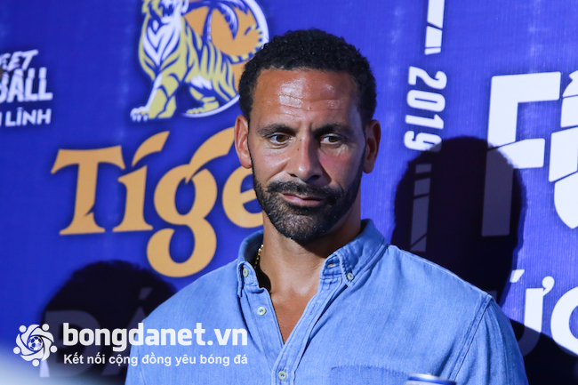 Video Rio Ferdinand vs Hồng Sơn c&ugrave;ng m&agrave;n t&acirc;ng b&oacute;ng c&oacute; '1-0-2'