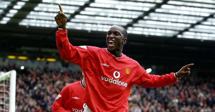 Dwight Yorke khuy&ecirc;n Man United b&aacute;n 3, mua ngay 2 c&aacute;i t&ecirc;n