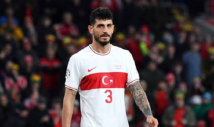 CĐV cười hả h&ecirc; với pha phản lưới nh&agrave; ngớ ngẩn của Thổ Nhĩ Kỳ