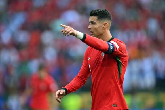 Ronaldo trở th&agrave;nh Vua kiến tạo trong lịch sử Euro 