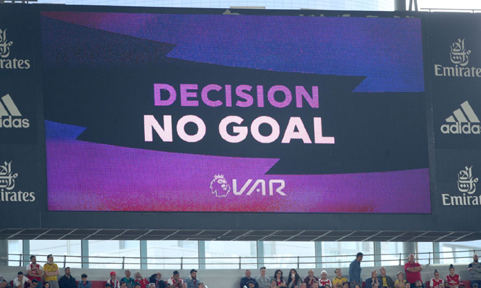 Ngoại hạng Anh sử dụng c&ocirc;ng nghệ VAR sai quy chuẩn