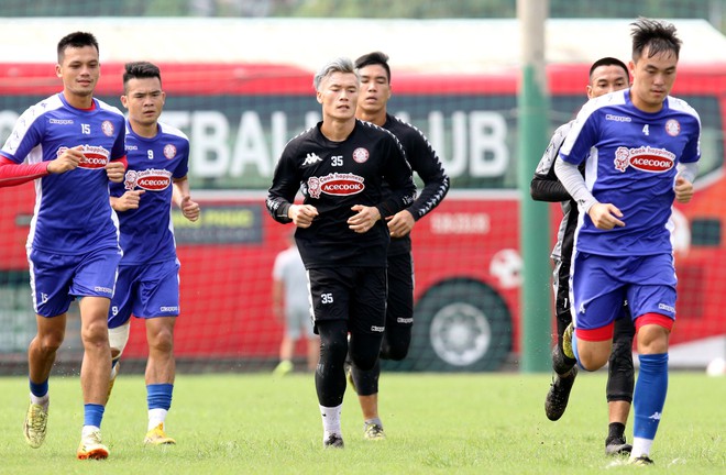 Thủ m&ocirc;n B&ugrave;i Tiến Dũng tự h&agrave;o v&igrave; kiếm được nhiều tiền từ quảng c&aacute;o