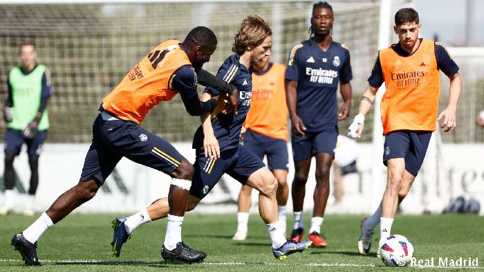 Người l&agrave;m fan Real 'ph&aacute;t sốt' rời s&acirc;n do vấn đề v&igrave; sức khỏe