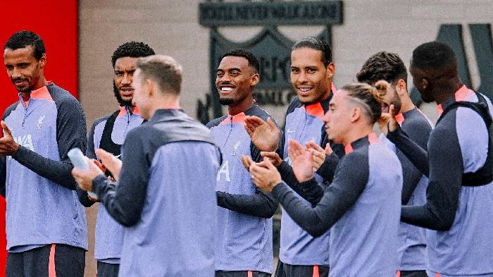 Sao Liverpool cho đ&agrave;n em ăn 'bạt tai' ngay trong l&uacute;c tập luyện