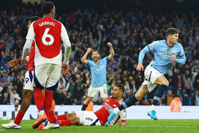 Man City tho&aacute;t thua may mắn trước 10 người của Arsenal