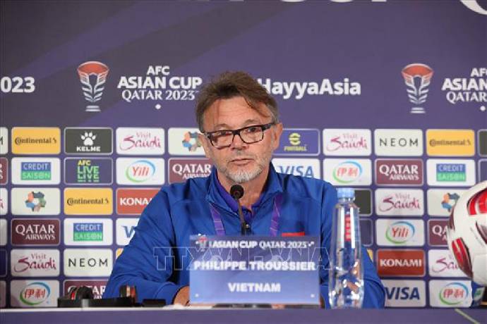 HLV Troussier: 'Trọng t&agrave;i r&uacute;t thẻ đỏ th&igrave; phải chấp nhận'