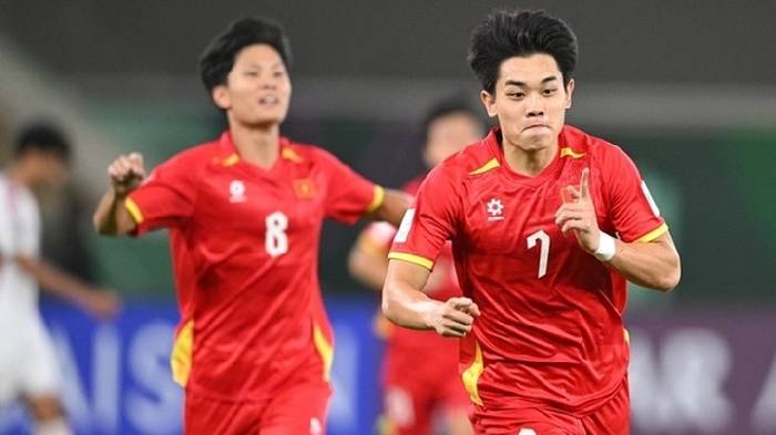 Nhận thẻ đỏ, Đ&igrave;nh Bắc bị treo gi&ograve; trong trận đấu với Malaysia