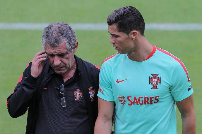 HLV Fernando Santos trấn an Ronaldo v&agrave; người h&acirc;m mộ