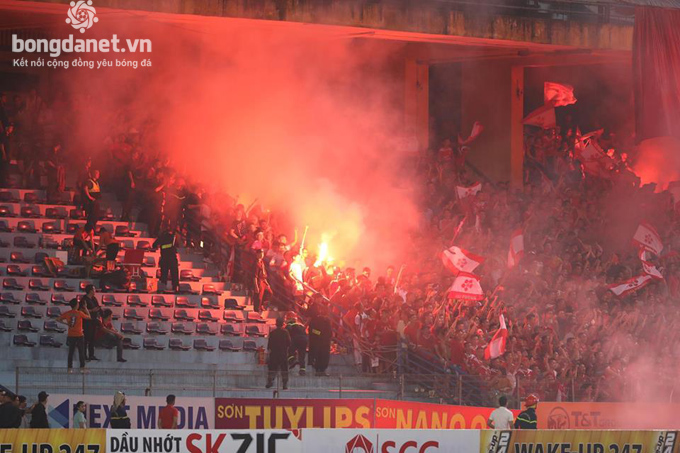 'H&agrave; Nội n&ecirc;n đ&aacute; tr&ecirc;n s&acirc;n kh&ocirc;ng c&oacute; kh&aacute;n giả với Hải Ph&ograve;ng'
