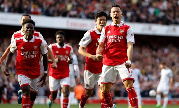 Chỉ c&aacute;ch đua v&ocirc; địch, Arsenal được khuy&ecirc;n mua ch&acirc;n gỗ của Chelsea