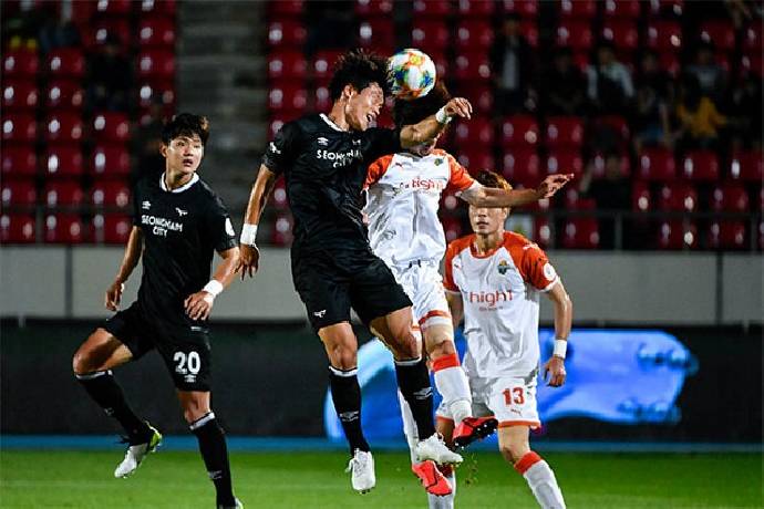 Soi k&egrave;o phạt g&oacute;c Seongnam vs Gangwon, 14h00 ng&agrave;y 26/6