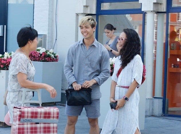 Kh&ocirc;ng dự buổi ra mắt &aacute;o đấu, C&ocirc;ng Phượng tranh thủ v&aacute;n cảnh đường phố Bỉ