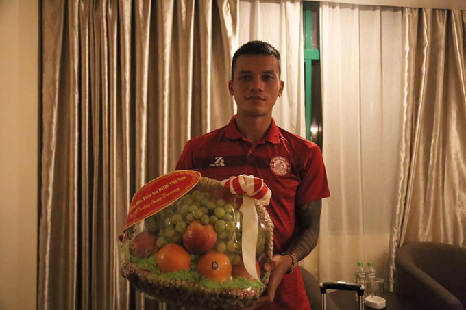 T&acirc;n binh ĐT Việt Nam bất ngờ nhận qu&agrave; từ đồng hương thầy Park