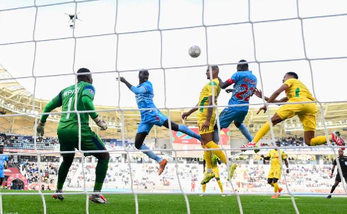 Độc lạ ở CAN: Kh&ocirc;ng được hưởng phạt đền v&igrave; VAR hỏng