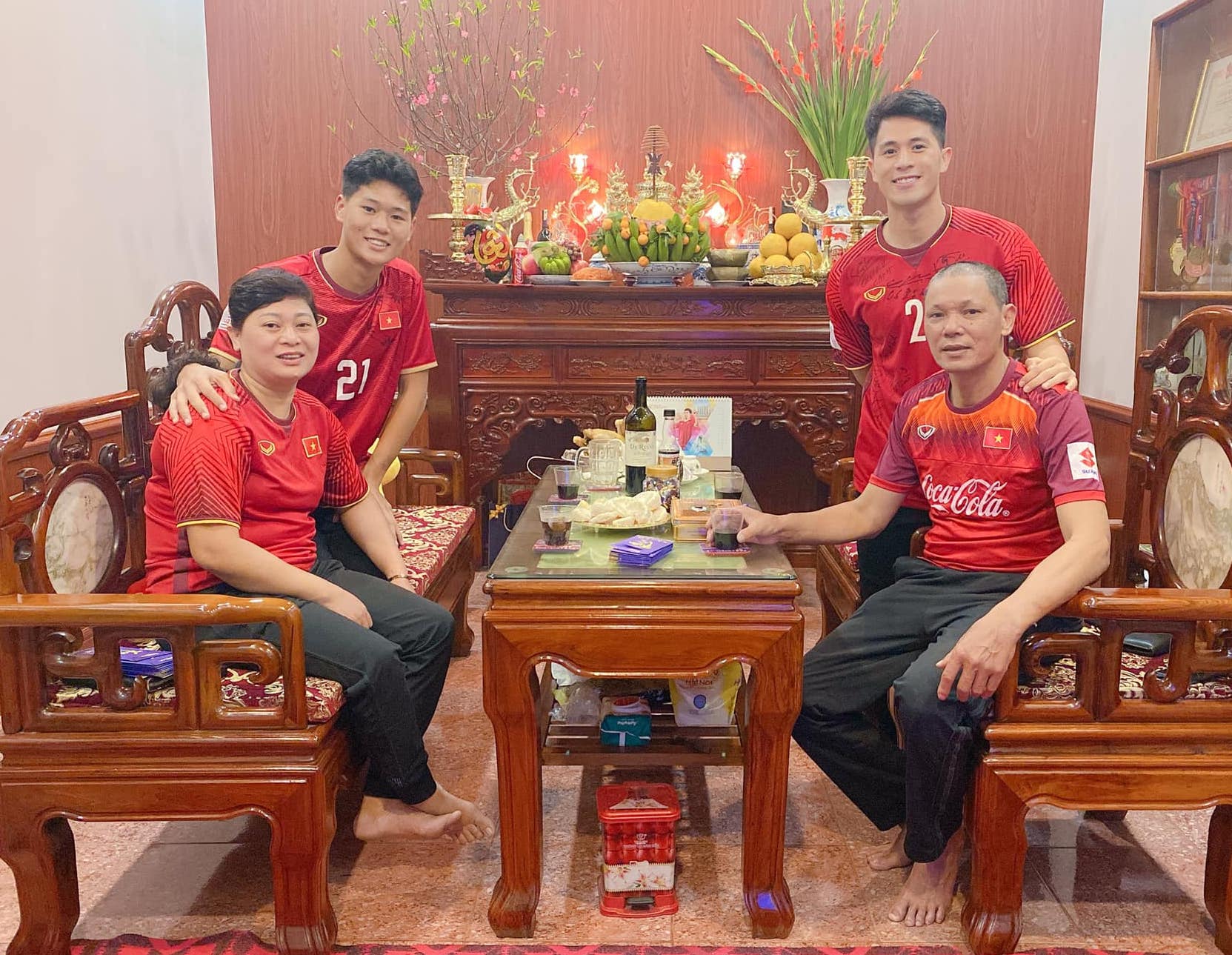 Đội trưởng Quế Ngọc Hải c&ugrave;ng đồng đội đua nhau ch&uacute;c mừng năm mới ấn tượng