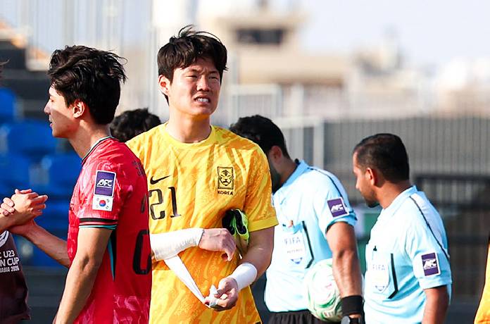 Thủ m&ocirc;n H&agrave;n Quốc li&ecirc;n tục phải xin lỗi NHM v&igrave; bị chỉ tr&iacute;ch dữ dội sau trận thua U23 Việt Nam