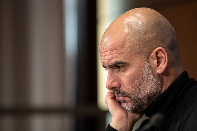 Pep Guardiola vẫn m&eacute;o mặt d&ugrave; c&oacute; danh hiệu đầu ti&ecirc;n của m&ugrave;a giải