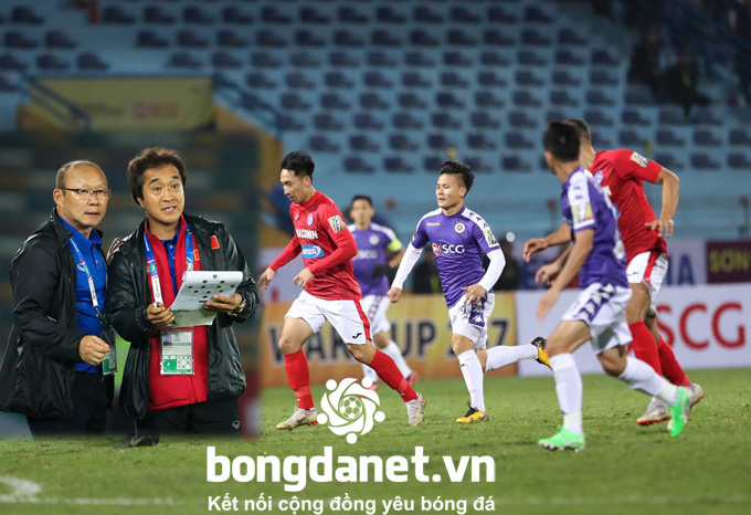Thầy Park lo ngay ng&aacute;y nh&igrave;n Quang Hải, Đức Chinh đ&aacute; V-League