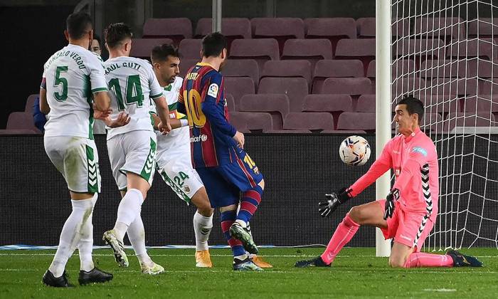 Lionel Messi chủ động đổi &aacute;o với &lsquo;nạn nh&acirc;n&rsquo; của m&igrave;nh