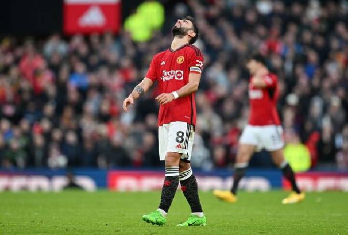 Bruno Fernandes bị chỉ tr&iacute;ch dữ dội v&igrave; g&acirc;y sức &eacute;p với trọng t&agrave;i