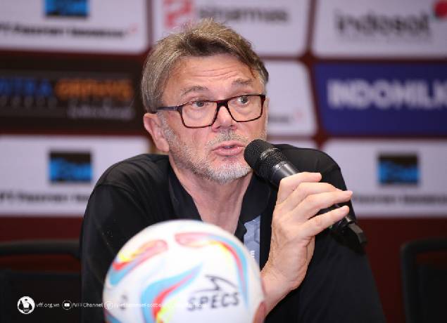 HLV Troussier: &lsquo;Đội tuyển Việt Nam vẫn c&oacute; quyền tự quyết&rsquo;