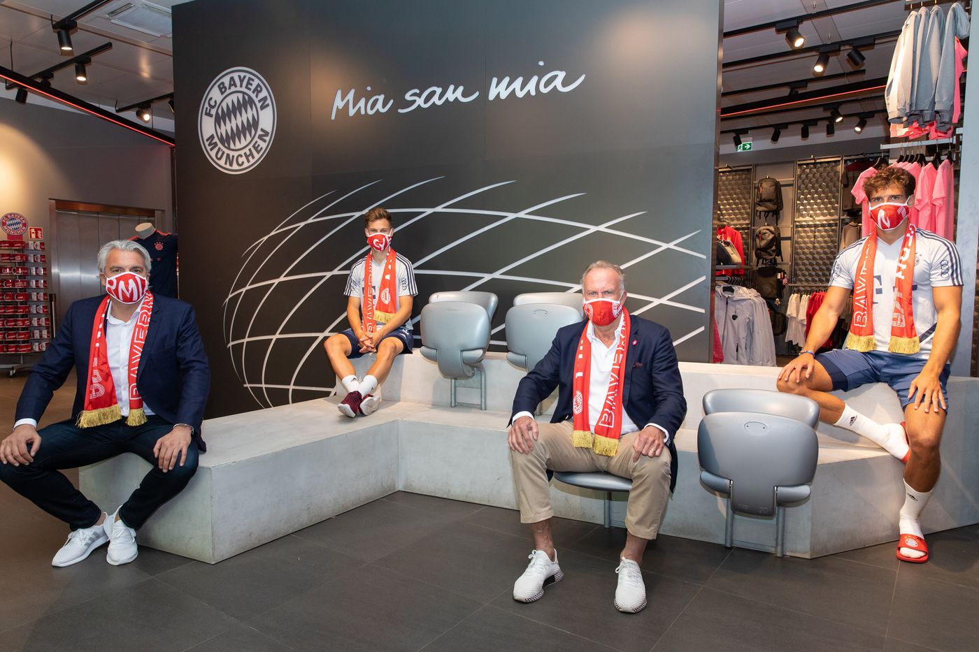 Bundesliga trở lại v&agrave;o th&aacute;ng 5, cầu thủ đeo khẩu trang thi đấu