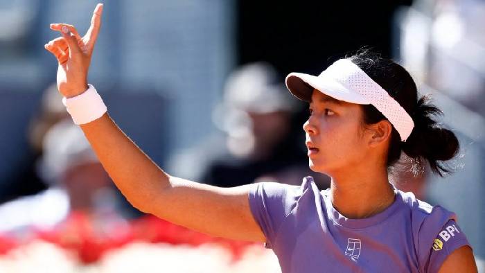 Tay vợt Philippines su&yacute;t tạo địa chấn trước Swiatek ở v&ograve;ng 2 Madrid Open