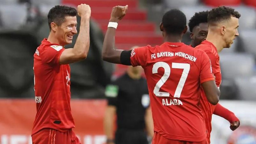 Bayern Munich v&agrave; Lewandowski li&ecirc;n tiếp ph&aacute; mốc kỷ lục b&agrave;n thắng