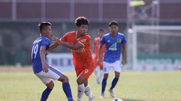 H&agrave; Đức Chinh tỏa s&aacute;ng nhưng vẫn bị HLV L&ecirc; Huỳnh Đức &ldquo;nhắc nhở&rdquo;