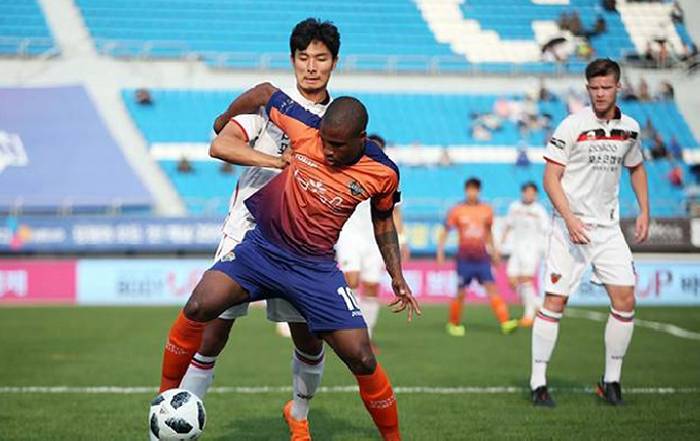 Soi k&egrave;o phạt g&oacute;c Gangwon vs Jeju, 17h30 ng&agrave;y 26/6