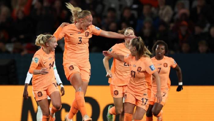 Cựu danh thủ H&agrave; Lan cảnh b&aacute;o sức mạnh của tuyển nữ Việt Nam