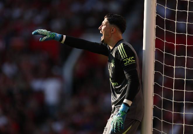 MU kh&ocirc;ng biết tấn c&ocirc;ng, CĐV v&ocirc; c&ugrave;ng tức giận