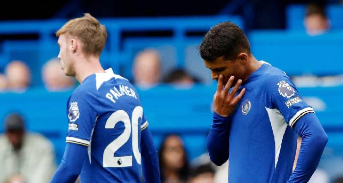 CĐV nổi giận 'truy l&ugrave;ng', &ocirc;ng chủ Chelsea 'bỏ chạy' mất dạng