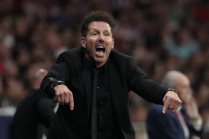Diego Simeone: 'Qu&aacute; bạo lực, cậu ta xứng bị đuổi 1000 lần'
