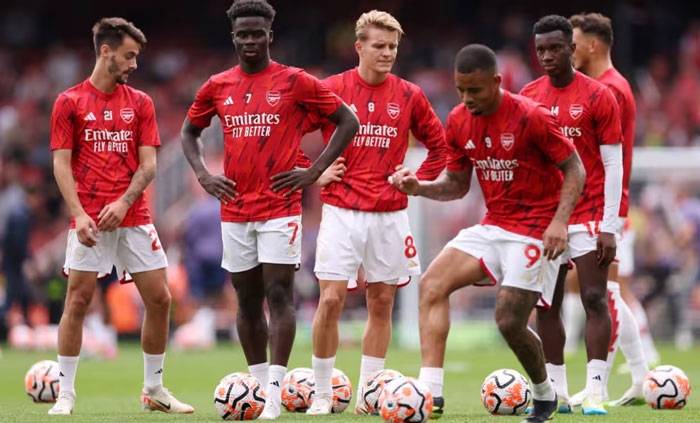 Huyền thoại Arsenal: 'Cậu ta n&ecirc;n đi tạ lễ v&igrave; kh&ocirc;ng ăn c&aacute;i thẻ đỏ'