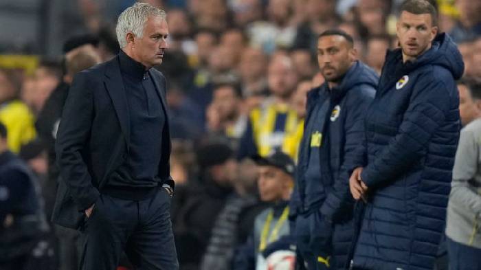 HLV Mourinho chế giễu trọng t&agrave;i sau khi nhận thẻ đỏ ở trận gặp MU