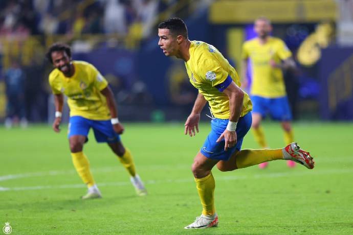 Ronaldo lập c&uacute; đ&uacute;p si&ecirc;u phẩm, Al-Nassr dễ d&agrave;ng hạ gục Al-Akhdood
