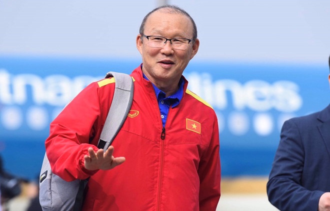 Video đội tuyển Việt Nam đặt ch&acirc;n xuống Nội B&agrave;i, về qu&ecirc; ăn Tết