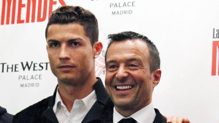 Ronaldo từng đưa những y&ecirc;u s&aacute;ch v&ocirc; l&yacute; trước khi đ&aacute; si&ecirc;u c&ograve; Mendes